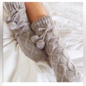 NWT. Muk Luks Grey Cable Knit Cabin Socks with Pom-Poms
